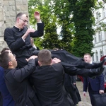 Nowi kapłani AD 2025 z najbliższymi i przyjaciółmi przed katedrą w Bielsku-Białej