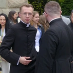 Nowi kapłani AD 2025 z najbliższymi i przyjaciółmi przed katedrą w Bielsku-Białej