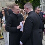 Nowi kapłani AD 2025 z najbliższymi i przyjaciółmi przed katedrą w Bielsku-Białej