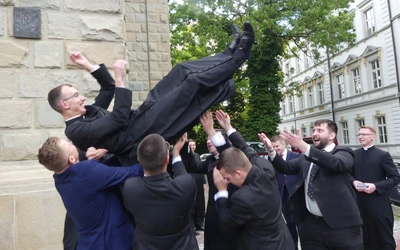 Nowi kapłani AD 2025 z najbliższymi i przyjaciółmi przed katedrą w Bielsku-Białej