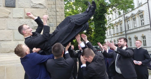 Nowi kapłani AD 2025 z najbliższymi i przyjaciółmi przed katedrą w Bielsku-Białej