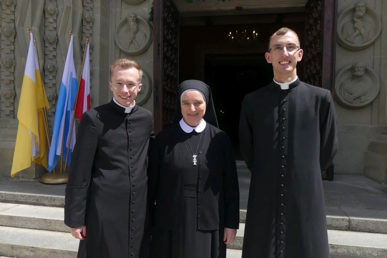 Siostra Renata z ks. Jackeim Orawczakiem (z prawej) i ks. Bartoszem Mikrutem (z lewej).