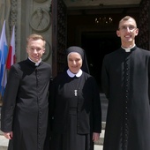 Siostra Renata z ks. Jackeim Orawczakiem (z prawej) i ks. Bartoszem Mikrutem (z lewej).