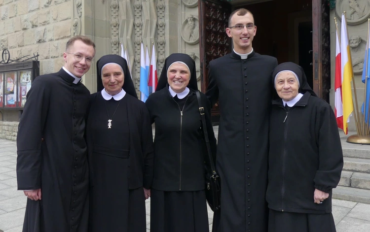 Siostry kanoniczki Ducha Świetego z neoprezbiterami przed katedrą św. Mikołaja.