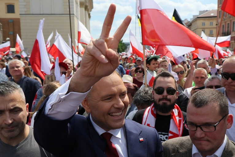 Przez Warszawę przeszły marsze Nawrockiego i Trzaskowskiego