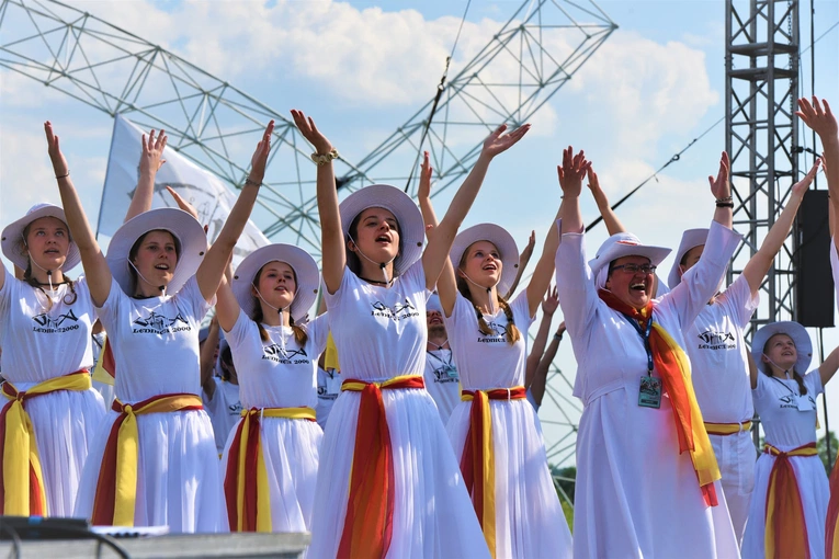 Tysiące serc, jedna wiara - Lednica 2000 łączy pokolenia