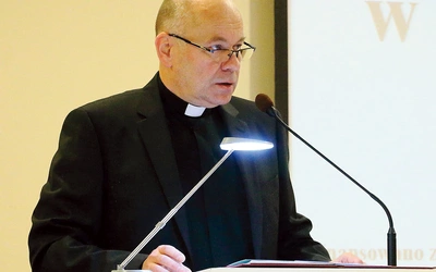 Ks. prof. Wojciech Zawadzki  jest dyrektorem archiwum  diecezji elbląskiej.