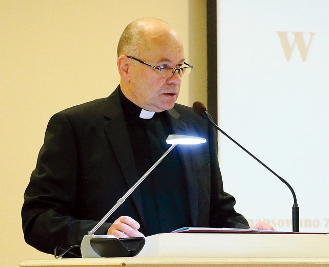 Ks. prof. Wojciech Zawadzki  jest dyrektorem archiwum  diecezji elbląskiej.