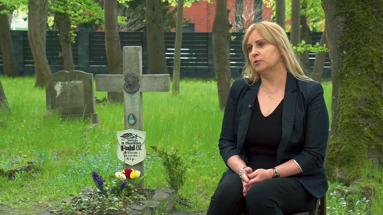 Anna Dymek przy grobie s. Charitiny na gdańskim cmentarzu.