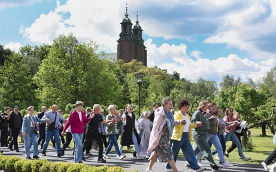 Na rozpoczęcie wydarzenia pielgrzymi zatańczyli poloneza, a następnie wzięli udział w quizie i integracyjnych zabawach.