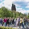 Na rozpoczęcie wydarzenia pielgrzymi zatańczyli poloneza, a następnie wzięli udział w quizie i integracyjnych zabawach.