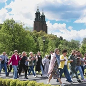 Na rozpoczęcie wydarzenia pielgrzymi zatańczyli poloneza, a następnie wzięli udział w quizie i integracyjnych zabawach.