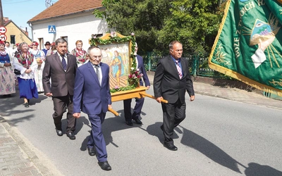 Do kościoła przyniesiony został w procesji obraz św. Izydora Oracza, którego wspomnienie obchodzone jest  15 maja. 