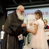 Laureaci odbierali nagrody z rąk o. Innocentego Kiełbasiewicza OFM.