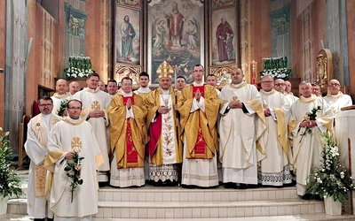Ks. Bartosz Mikrut i ks. Jacek Orawczak z biskupem, proboszczami i przełożonymi z seminarium. 