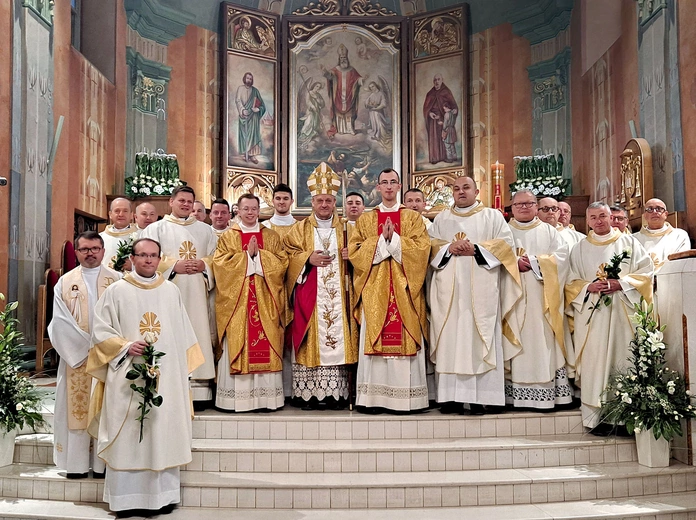 Ks. Bartosz Mikrut i ks. Jacek Orawczak z biskupem, proboszczami i przełożonymi z seminarium. 