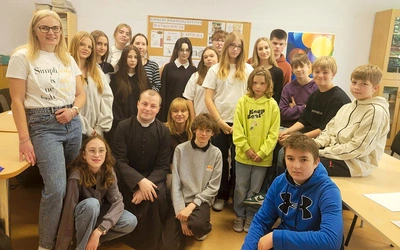 Uczestnicy konkursu z nauczycielami. 