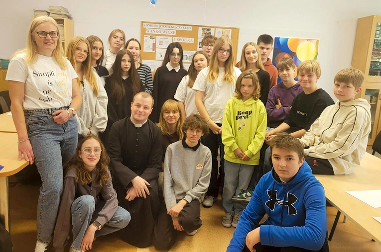 Uczestnicy konkursu z nauczycielami. 