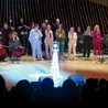Wyczekiwany Gość specjalny, czyli Jezus w Najświętszym Sakramencie na scenie Cavatiny Hall. 