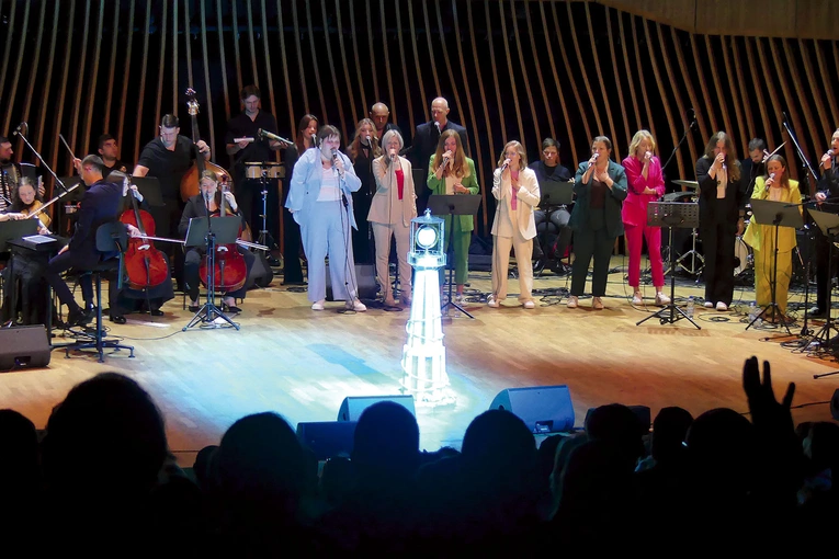 Wyczekiwany Gość specjalny, czyli Jezus w Najświętszym Sakramencie na scenie Cavatiny Hall. 