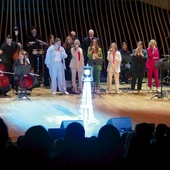 Wyczekiwany Gość specjalny, czyli Jezus w Najświętszym Sakramencie na scenie Cavatiny Hall. 