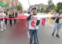 Wielobarwny i rozśpiewany pochód na ulicach miasta.