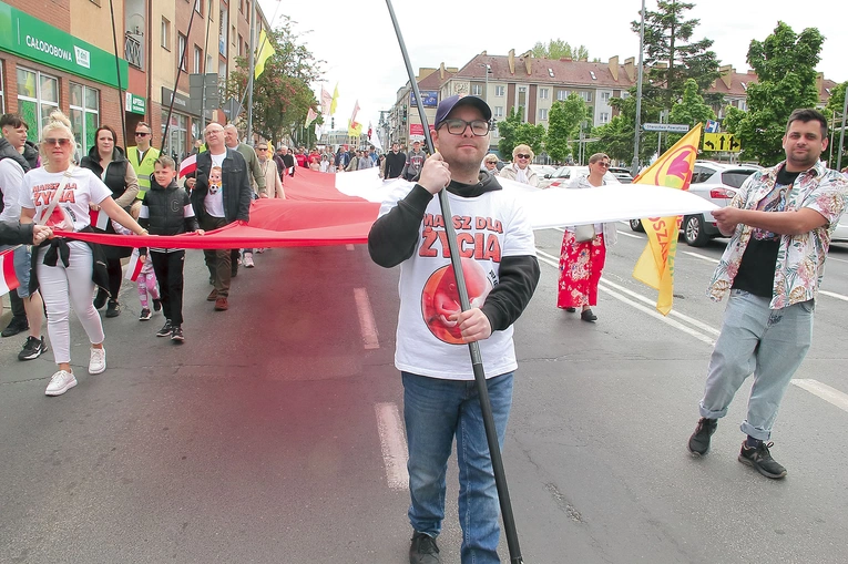 Wielobarwny i rozśpiewany pochód na ulicach miasta.