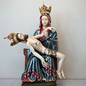 Łaskami słynąca rzeźba w pierwotnej kolorystyce, przywróconej  w 2013 roku. 