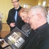 W trakcie spotkania uczniowie podarowali pamiątkowy album.