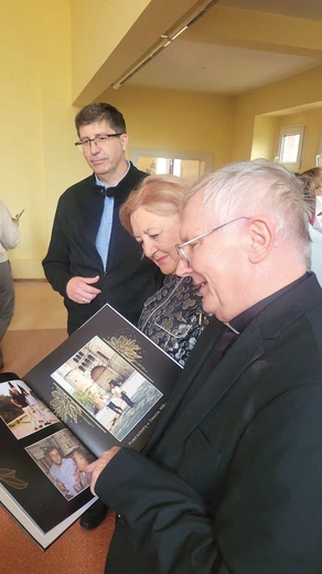 W trakcie spotkania uczniowie podarowali pamiątkowy album.
