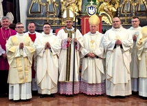 Ks. Kacper (z lewej strony  bp. Osiala) i ks. Patryk w czerwcu otrzymają dekrety na nowe parafie.