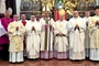 Ks. Kacper (z lewej strony  bp. Osiala) i ks. Patryk w czerwcu otrzymają dekrety na nowe parafie.