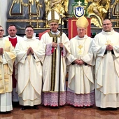 Ks. Kacper (z lewej strony  bp. Osiala) i ks. Patryk w czerwcu otrzymają dekrety na nowe parafie.