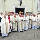 W parafii św. Stanisława w Skierniewicach okrągłą rocznicę święceń przeżywali kapłani z trzech diecezji.