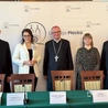  O zbliżających się wydarzeniach mówili  na konferencji prasowej  (od lewej):  ks. dr Wojciech Kućko, Ilona Krawczyk-Krajczyńska – rzecznik prasowa kurii diecezjalnej  i nasza redakcyjna koleżanka, bp Szymon Stułkowski,  Ewa Dobek – p.o. Miejskiego Konserwatora Zabytków  w Płocku,  i ks. proboszcz Grzegorz Ślesicki.