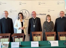  O zbliżających się wydarzeniach mówili  na konferencji prasowej  (od lewej):  ks. dr Wojciech Kućko, Ilona Krawczyk-Krajczyńska – rzecznik prasowa kurii diecezjalnej  i nasza redakcyjna koleżanka, bp Szymon Stułkowski,  Ewa Dobek – p.o. Miejskiego Konserwatora Zabytków  w Płocku,  i ks. proboszcz Grzegorz Ślesicki.