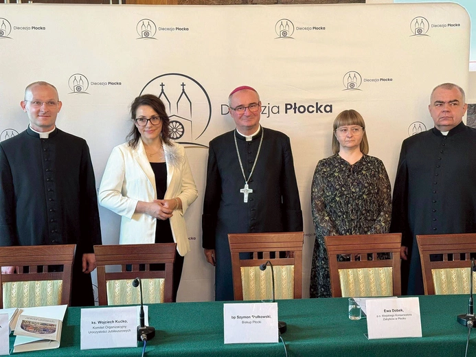  O zbliżających się wydarzeniach mówili  na konferencji prasowej  (od lewej):  ks. dr Wojciech Kućko, Ilona Krawczyk-Krajczyńska – rzecznik prasowa kurii diecezjalnej  i nasza redakcyjna koleżanka, bp Szymon Stułkowski,  Ewa Dobek – p.o. Miejskiego Konserwatora Zabytków  w Płocku,  i ks. proboszcz Grzegorz Ślesicki.
