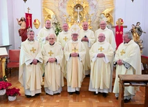W poniedziałek 19 maja w kaplicy kurialnej ośmiu księży z rocznika 1975 sprawowało jubileuszową Mszę św. wspólnie z biskupem opolskim. 