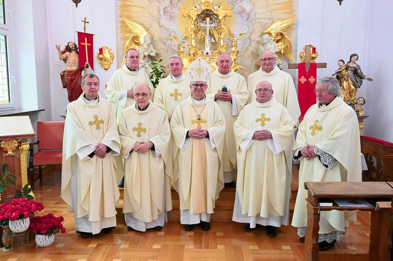 W poniedziałek 19 maja w kaplicy kurialnej ośmiu księży z rocznika 1975 sprawowało jubileuszową Mszę św. wspólnie z biskupem opolskim. 
