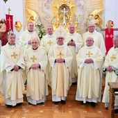 W poniedziałek 19 maja w kaplicy kurialnej ośmiu księży z rocznika 1975 sprawowało jubileuszową Mszę św. wspólnie z biskupem opolskim. 