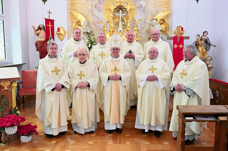 W poniedziałek 19 maja w kaplicy kurialnej ośmiu księży z rocznika 1975 sprawowało jubileuszową Mszę św. wspólnie z biskupem opolskim. 