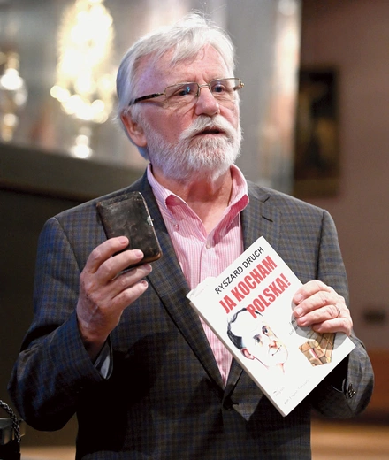 Ryszard Druch prezentuje polski modlitewnik Bronisławy Graczyk  oraz książkę o poszukiwaniach, jakie podjął jej wnuk.