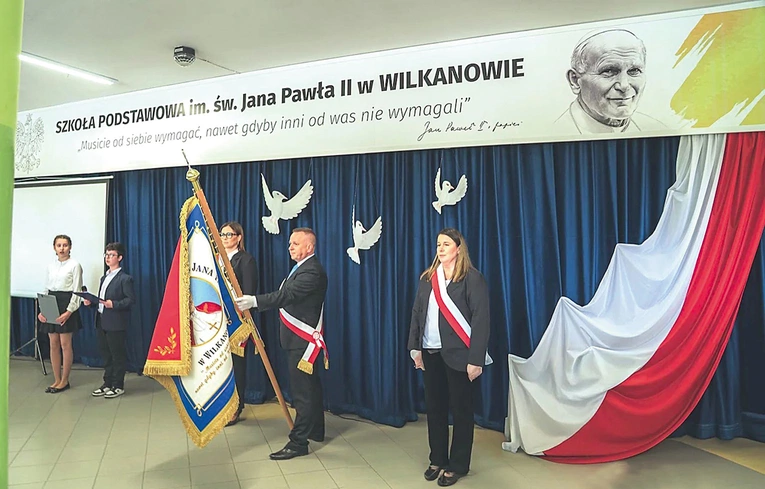 W trakcie uroczystości odsłonięto pamiątkową tablicę i wprowadzono sztandar, do którego gwoździe symbolicznie wbili zaproszeni goście.