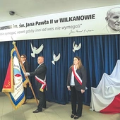 W trakcie uroczystości odsłonięto pamiątkową tablicę i wprowadzono sztandar, do którego gwoździe symbolicznie wbili zaproszeni goście.