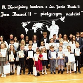 Nagrodzeni w konkursie z jego organizatorami i patronami.