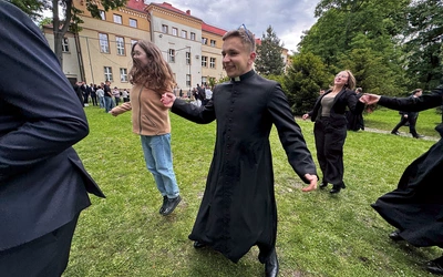 Podczas spotkania z młodzieżą zabawę integracyjną poprowadziły siostry ze Zgromadzenia Misjonarek Krwi Chrystusa z Wilkanowa. 