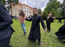 Podczas spotkania z młodzieżą zabawę integracyjną poprowadziły siostry ze Zgromadzenia Misjonarek Krwi Chrystusa z Wilkanowa. 