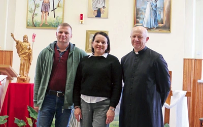 Elwira, Rafał  i ks. Sławomir Płusa zapraszają do udziału  w spotkaniach. 