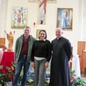 Elwira, Rafał  i ks. Sławomir Płusa zapraszają do udziału  w spotkaniach. 