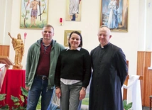 Elwira, Rafał  i ks. Sławomir Płusa zapraszają do udziału  w spotkaniach. 